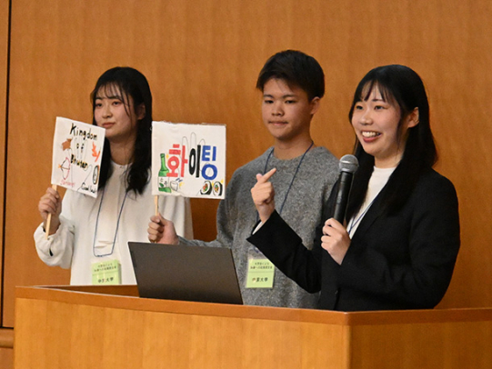 アジア・アジアパラ大会を盛り上げる施策を発表する学生たち＝名古屋市中区の県図書館で