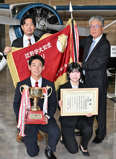 愛知大学野球秋季リーグで優勝した愛知学院大の（左から）小川晃平副部長、中浜主将、竜川恵主務、益田監督＝中日新聞社で