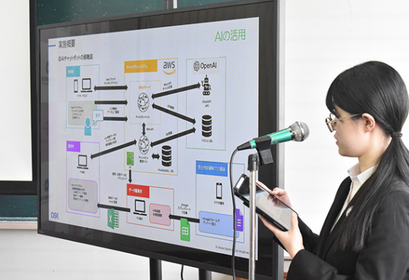 プロジェクトを説明する学生＝羽島市福寿町で