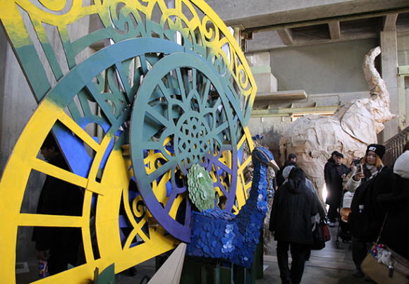 県立芸術大の学生が段ボールで制作したインドクジャク（手前）やアフリカゾウ（奥）＝千種区の東山動植物園で