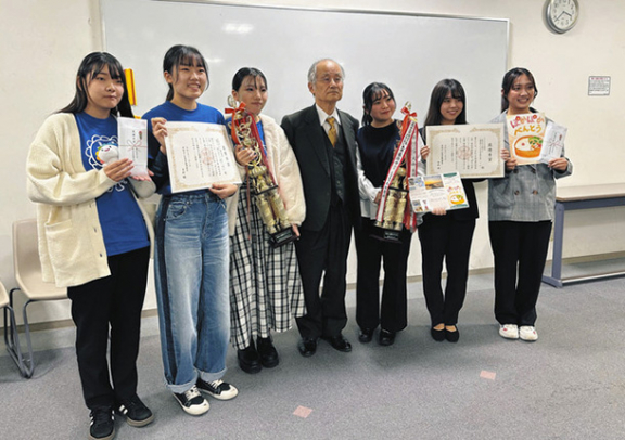 最優秀賞に選ばれた短大生活デザイン総合学科（左の３人）と、大学こどもの生活学科（右の３人）の発表者＝岡崎市舳越町で