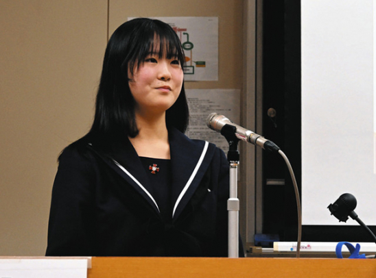 モンゴルでの医療支援の活動を報告する生徒＝名古屋市千種区の愛知学院大で