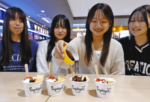 しろふわショコラ(手前)を考案した名古屋文理大の学生チーム=稲沢市のアピタタウン稲沢で