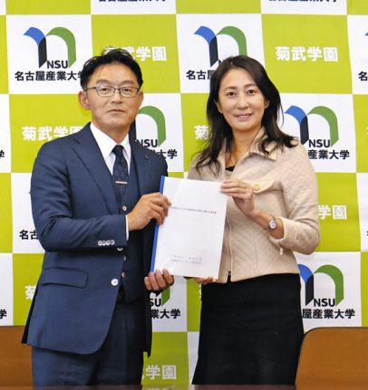 協定を結んだ中部電力ＰＧの小林支社長（左）と名古屋産業大の高木学長＝尾張旭市の同大で