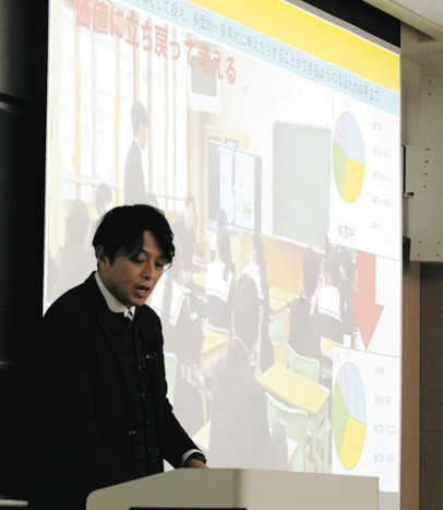 映像を見せながら授業の取り組みを紹介する参加者＝岐阜市柳津町の岐阜聖徳学園大羽島キャンパスで