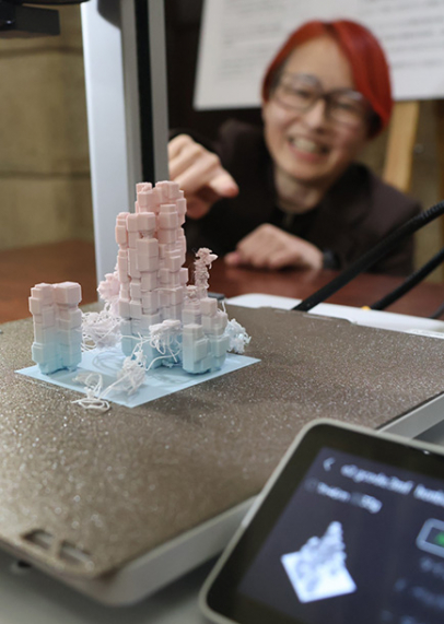 演奏を題材に、工学の技術を使って制作したオブジェ＝名古屋市昭和区の岡谷鋼機名古屋公会堂で