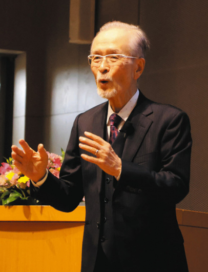 研究を志す若者にエールを送った山本卓越教授＝春日井市の中部大で