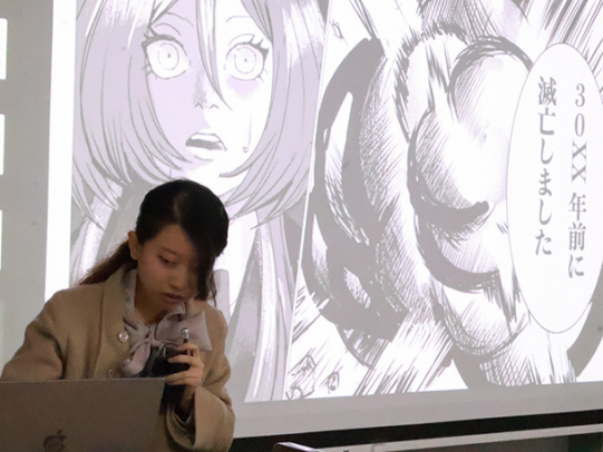 ＦＳＣ認証などをテーマに描いた漫画を紹介する学生＝北名古屋市の名古屋芸術大で