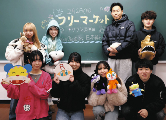 フリーマーケットへの来場を呼びかける学生ら＝美浜町の日本福祉大で