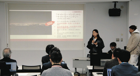 原市長ら集まった人たちに観光プランを紹介する大学生ら＝犬山市役所で