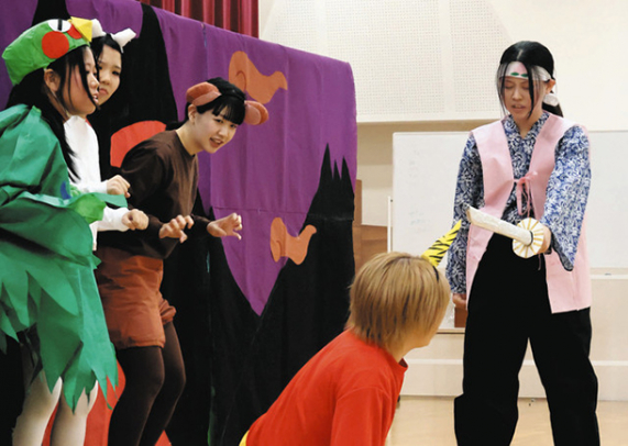 渡航前日にあったリハーサルに臨む松井さん（右）＝春日井市の中部大で