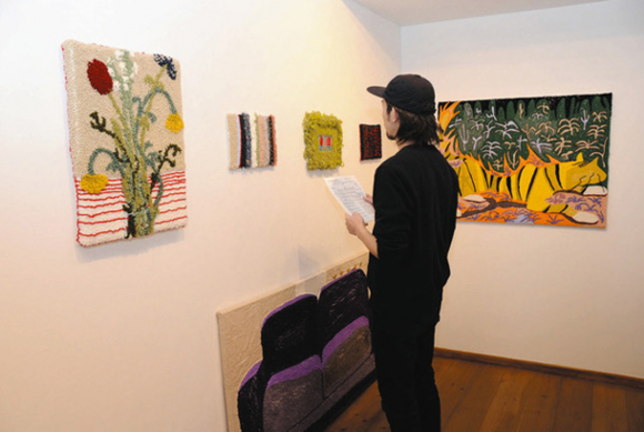 キャンバスに刺しゅうを施す独特の技法で表現された作品が並ぶ＝千種区の「ギャラリーカフェ　ブルーナ」で