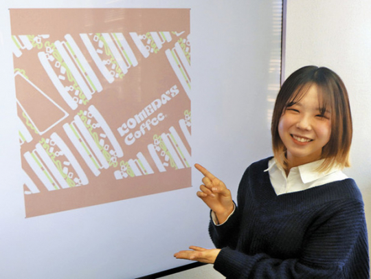 コメダの豆菓子の包装デザインに選ばれた作品を示す松岡遥優さん＝名古屋市東区のコメダで