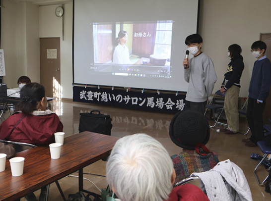 動画を流してジェンダーについて説明する学生＝武豊町砂川の砂川会館で