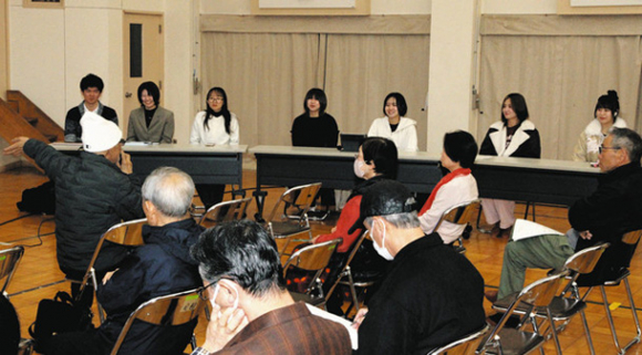 意見交換で参加者の話を聴く学生ら＝南木曽町吾妻の南木曽会館で