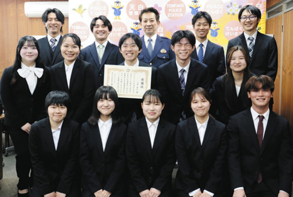 感謝状を受けた名城大ボランティア協議会のメンバーら＝天白署で