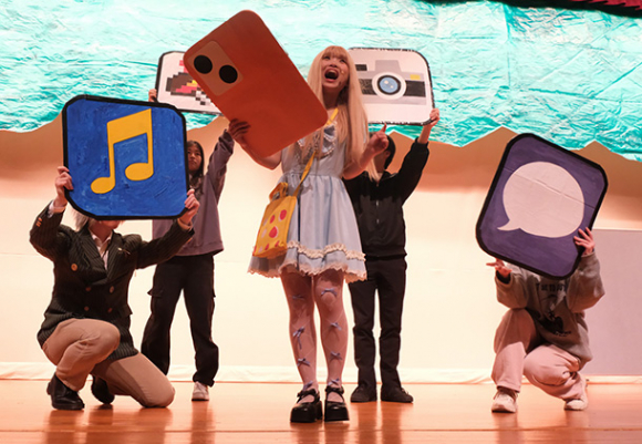 リハーサルで劇を演じる学生たち＝伊勢市の皇学館大で