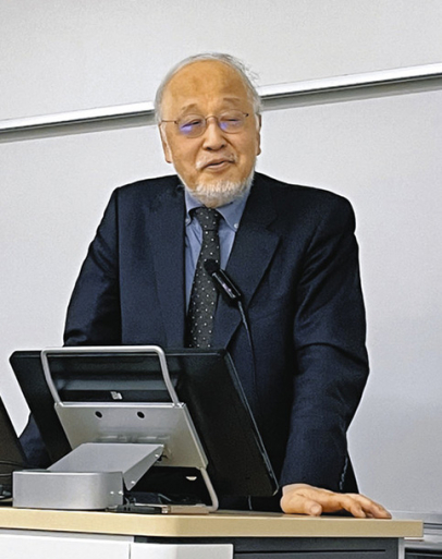 日中のものづくりについて講演する早稲田大の藤本隆宏教授=名古屋市中村区の愛知大名古屋キャンパスで