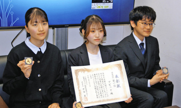 フィッシングサイト撲滅チャレンジカップで１位となった「アピっと」の３人＝県警本部サイバー局で