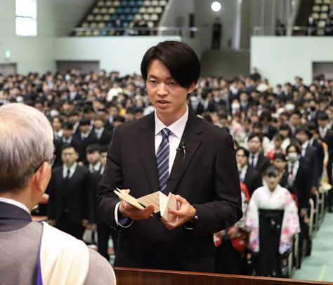 謝辞を述べる松下さん＝春日井市松本町の中部大で