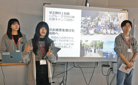 スライドを使い、洪水被害を受けたインドネシアの被災地について語る学生たち＝熱田区の名古屋学院大で