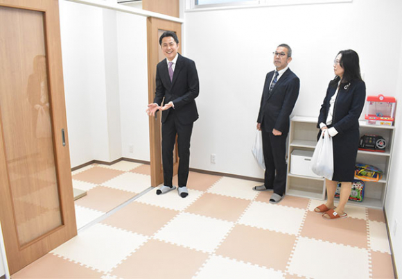 病児保育のスペースを紹介する近藤院長(左)=豊明市栄町で