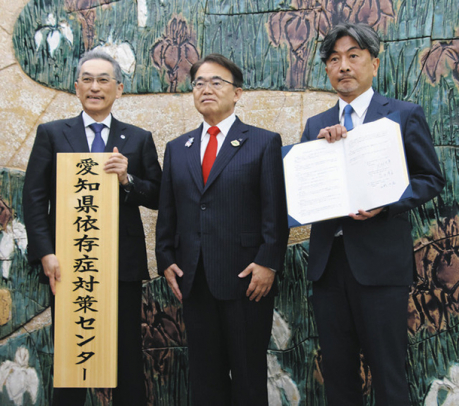 基本協定を結んだ(左から)藤田医科大の岩田学長、大村知事、刈谷病院の平野理事長=県公館で