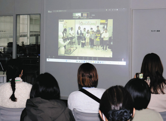 子どもたちの演奏を画面を通して見守る保護者ら＝長久手市の愛知淑徳大で