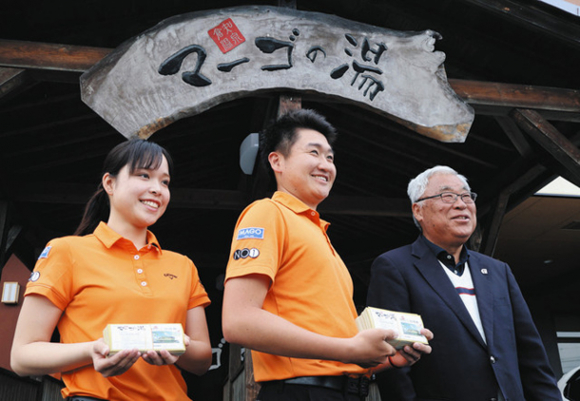 入浴券を受け取った（左から）酒井さん、益田さん、桜井監督＝関市倉知のマーゴの湯で