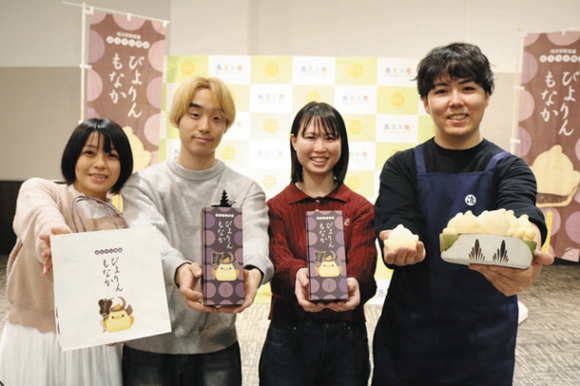 開発した「長久手古戦場ぴよりんもなか」を手にする若杉さん（右）と愛知淑徳大の学生たち＝長久手市のイオンモール長久手で