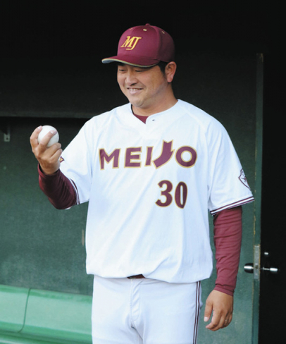 ウイニングボールを手に笑顔を見せる山内監督＝パロマ瑞穂野球場で