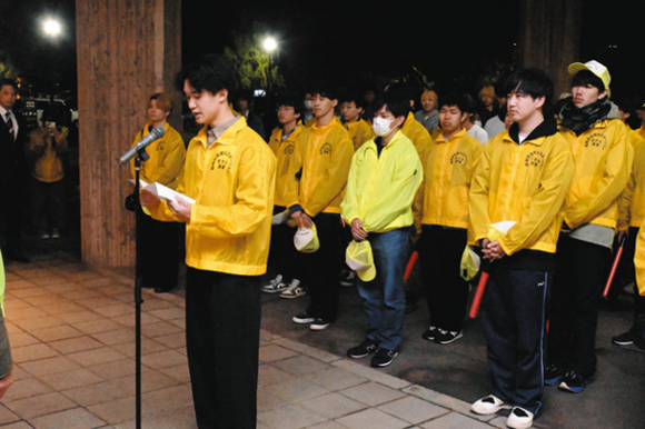 出発式で宣言する古谷拓海さん＝野々市市の金沢工業大で