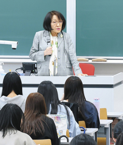共学化検討についての学生向け説明会で話す学校法人・金城学院の小室尚子理事長＝３０日、名古屋市守山区で