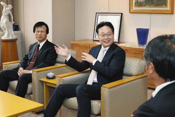 中日新聞社の大島社長（手前）と懇談する愛知医科大の羽生田理事長（中）と伊藤学長＝名古屋市中区で
