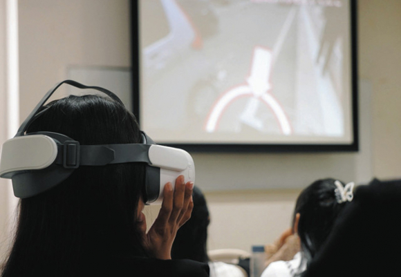 ＶＲゴーグルを装着し、事故を疑似体験する留学生＝関市桐ケ丘の中部学院大で
