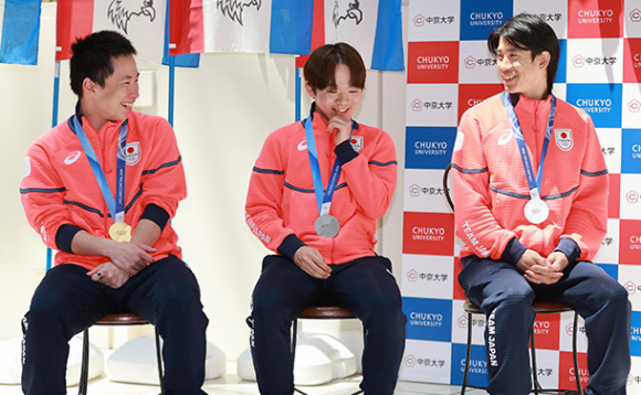 ミラノ・コルティナ冬季五輪の報告会で笑顔で話す（左から）スノーボード男子の木村選手、フィギュアスケート男子の鍵山選手、フリースタイルスキー男子モーグルの堀島選手＝名古屋市昭和区の中京大で
