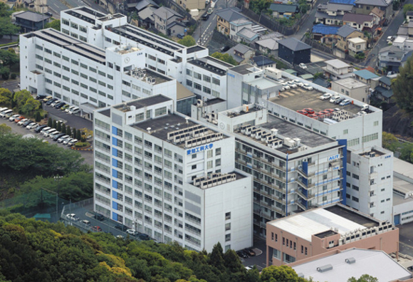 来年度から学生募集を停止する愛知工科大＝愛知県蒲郡市で、本社ヘリ「わかづる」から