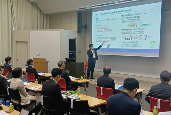 産学官連携・地域協働推進機構の説明を聞く参加者ら=岡崎市岡町の愛知産業大で