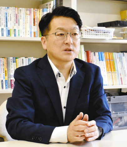 岩手県陸前高田市での保育実習の意義を語る新沼英明教授＝愛知県豊明市の桜花学園大で