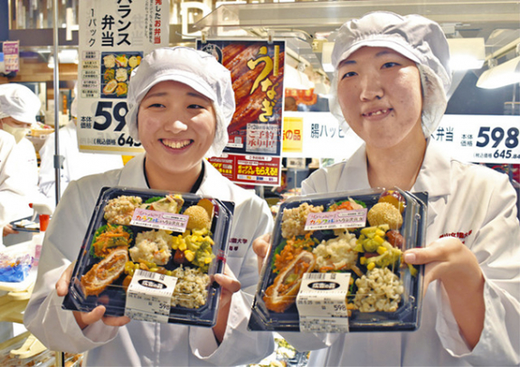店頭で開発した弁当をアピールする学生＝千種区のイオンタウン千種で