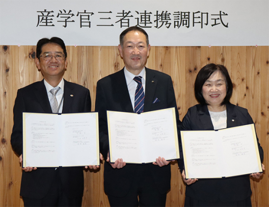 覚書を交わした坪井所長(左)、斎藤学長(中)と下村町長=明和町斎宮のいつきのみや地域交流センターで