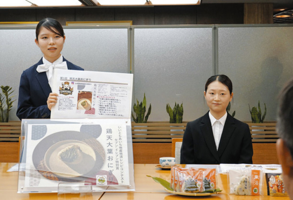 おにぎりの開発経緯や工夫した点を紹介する高瀬さん(左)と広島さん=県公館で
