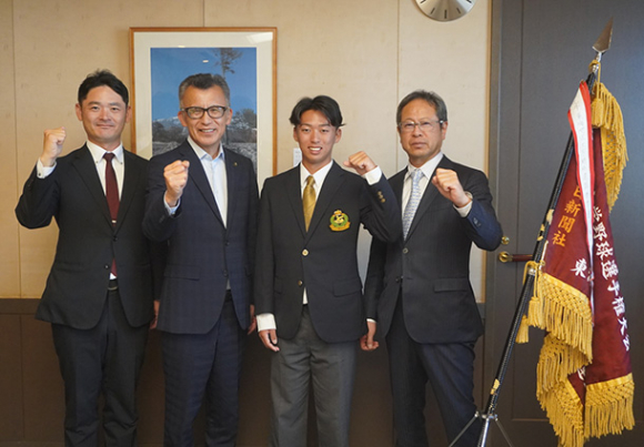 山下市長（左から２人目）に健闘を誓う真木主将（同３人目）ら＝関市役所で