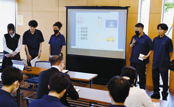 七宝焼の課題や、考えた新商品について発表する美和高校生たち=あま市の七宝焼アートヴィレッジで