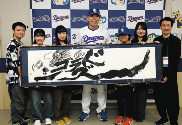 井上監督（中央）に書道アート作品を手渡した名古屋芸術大の学生ら＝バンテリンドームナゴヤで（大橋脩人撮影）