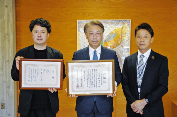 白河学長（左）から感謝状を受け取る西田・筆頭常務取締役（中）。右はあいち銀行桑名中央支店の西田裕一支店長＝長久手市の県立芸術大で