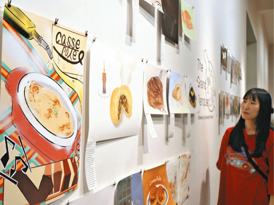 ベルギーの学生との交流で生まれたイラストレーション作品＝北名古屋市徳重の名古屋芸術大西キャンパスで