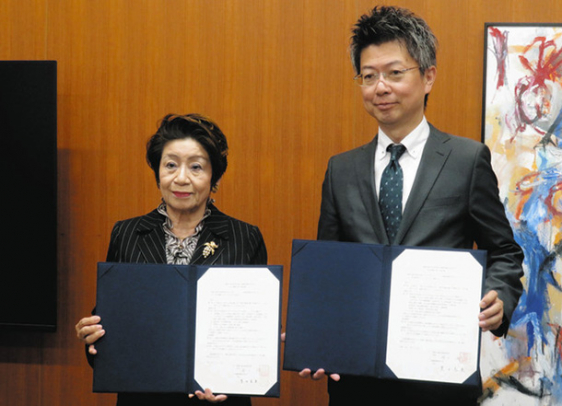 協定書を持つ高木副学長（左）と丹下校長＝桑名市の桑名西高で