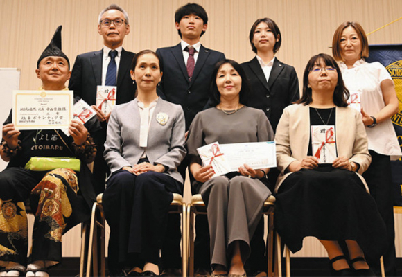 受賞した個人・団体の関係者ら＝津市羽所町で