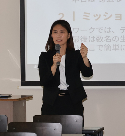 闇バイトの危険について話すディップの磯村さん＝日進市の愛知学院大で